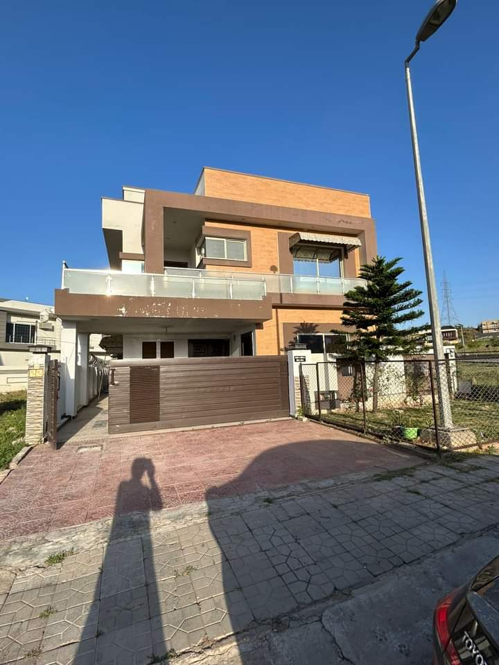 10 MARLA HOUSE FOR SALE WITH 4.5 MARLA LAWN IN BAHRIA TOWN PHASE 8 G BLOCK ISLAMABAD